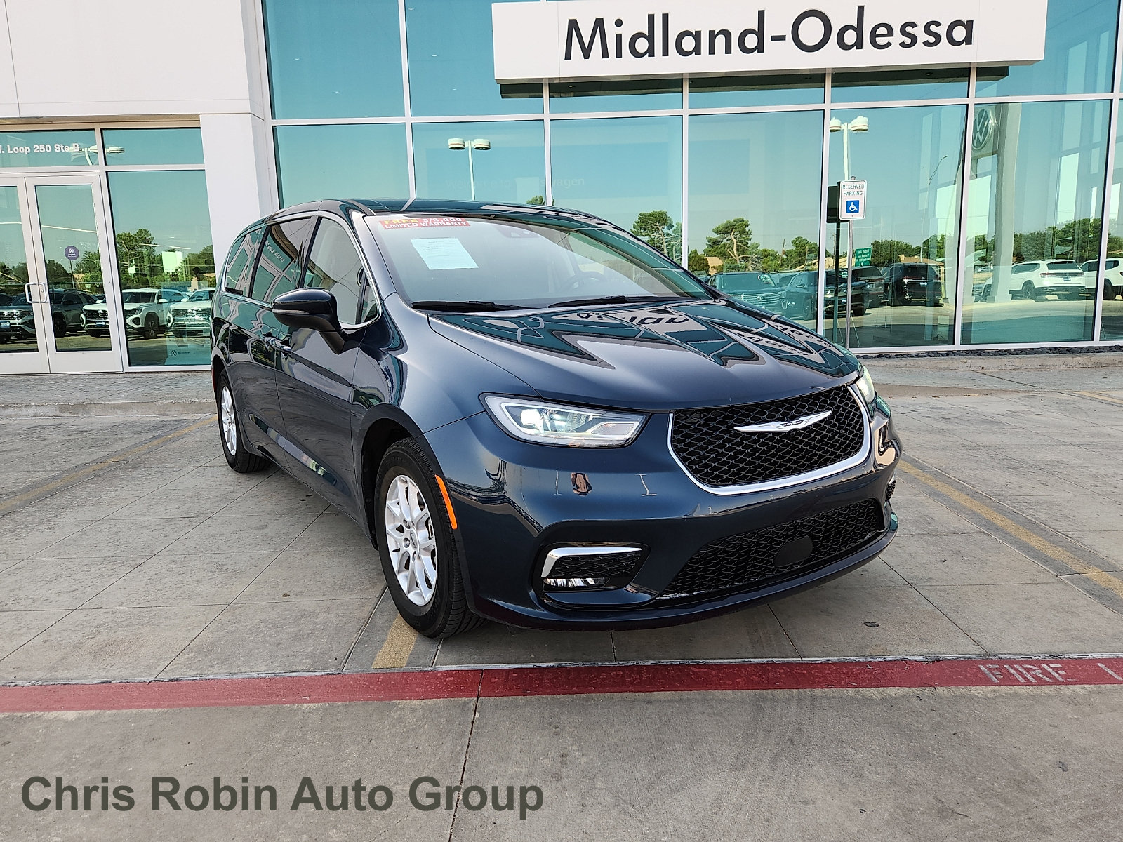 Used 2023 Chrysler Pacifica Touring-L FWD image 1