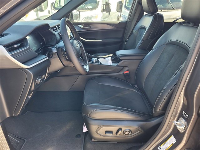 New 2025 Jeep Grand Cherokee Altitude image 4