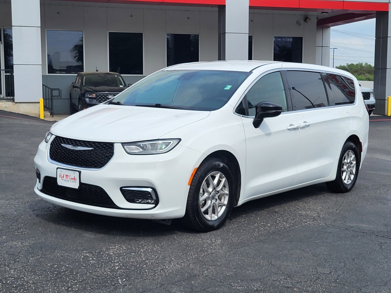 Used 2025 Chrysler Pacifica Select FWD image 8
