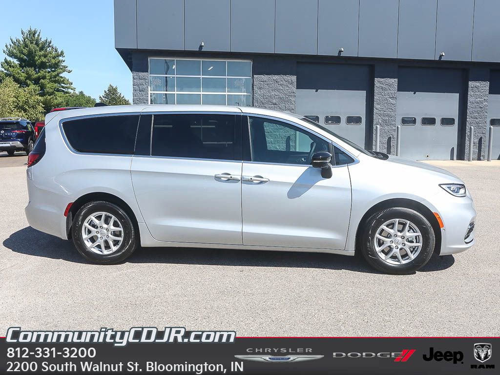 New 2026 Chrysler Pacifica Select image 8