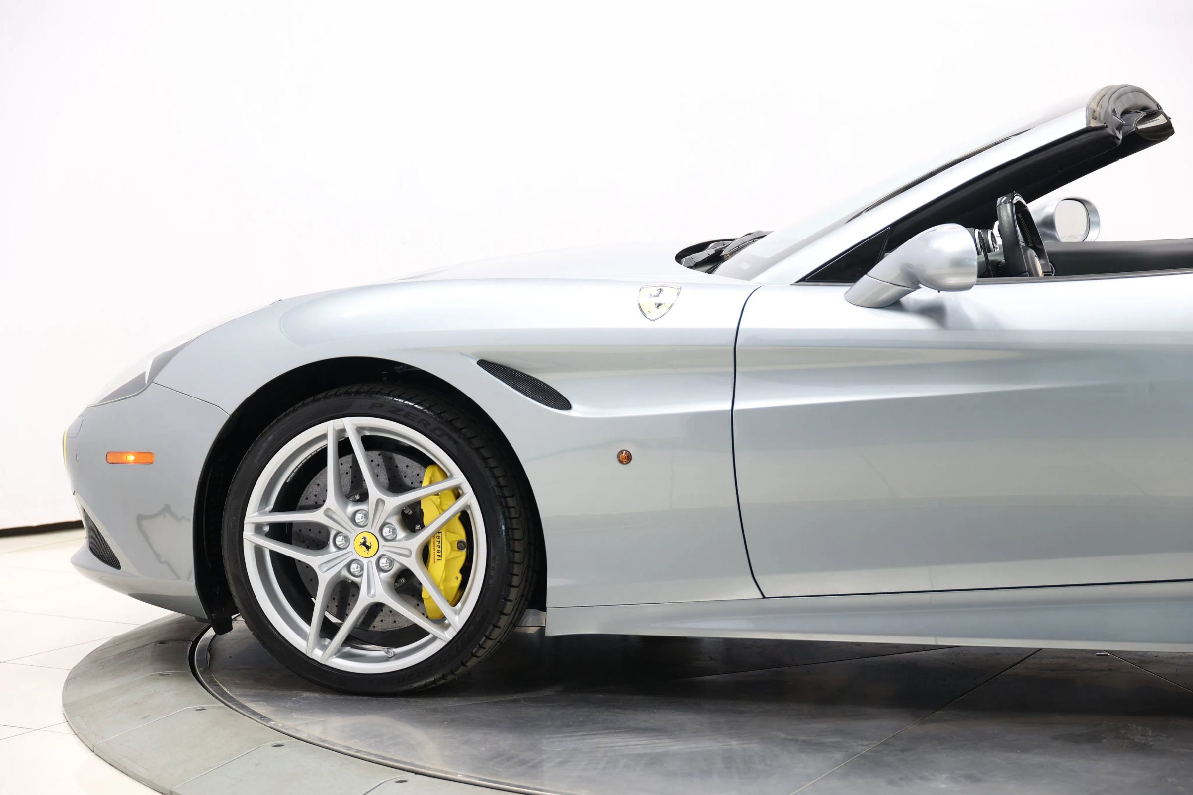 Used 2015 Ferrari California T image 8
