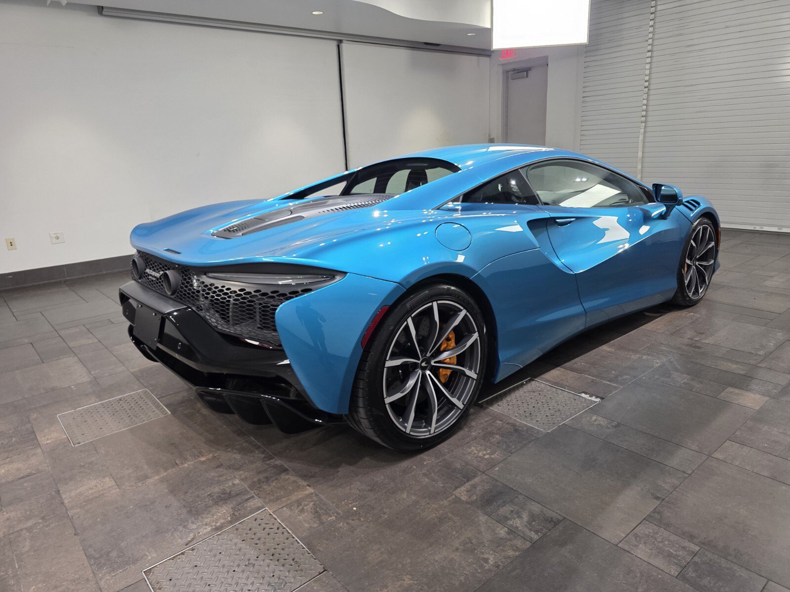 Used 2023 McLaren Artura RWD image 24