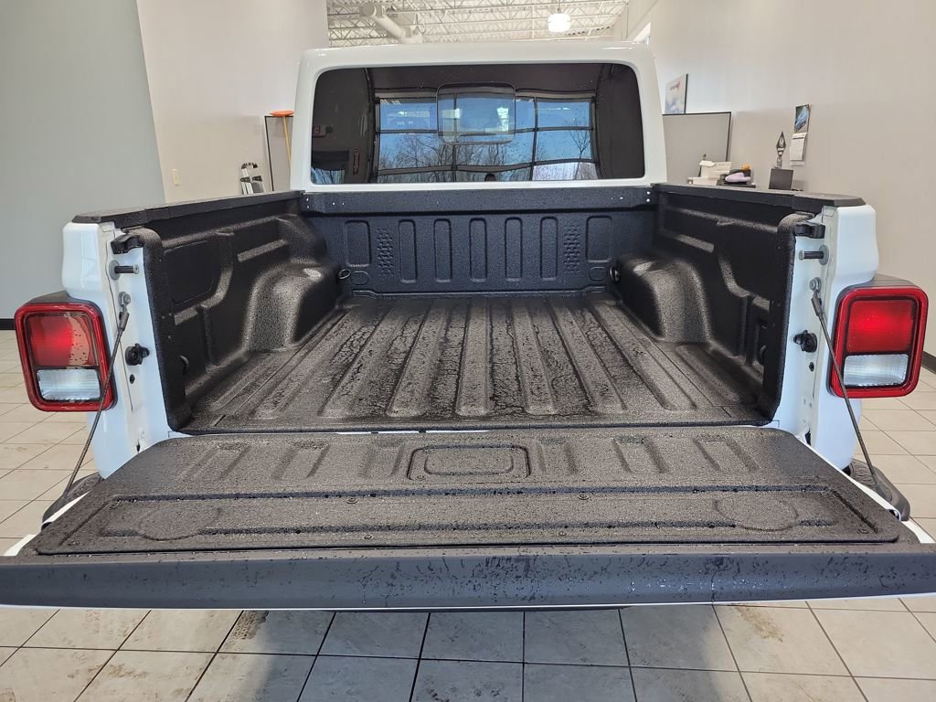 New 2026 Jeep Gladiator Sahara image 8