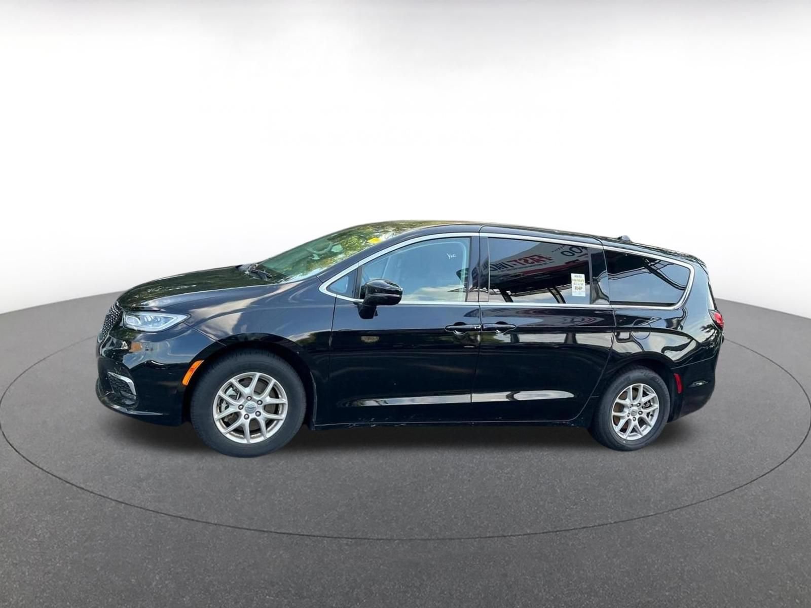 Used 2024 Chrysler Pacifica Touring-L FWD image 7