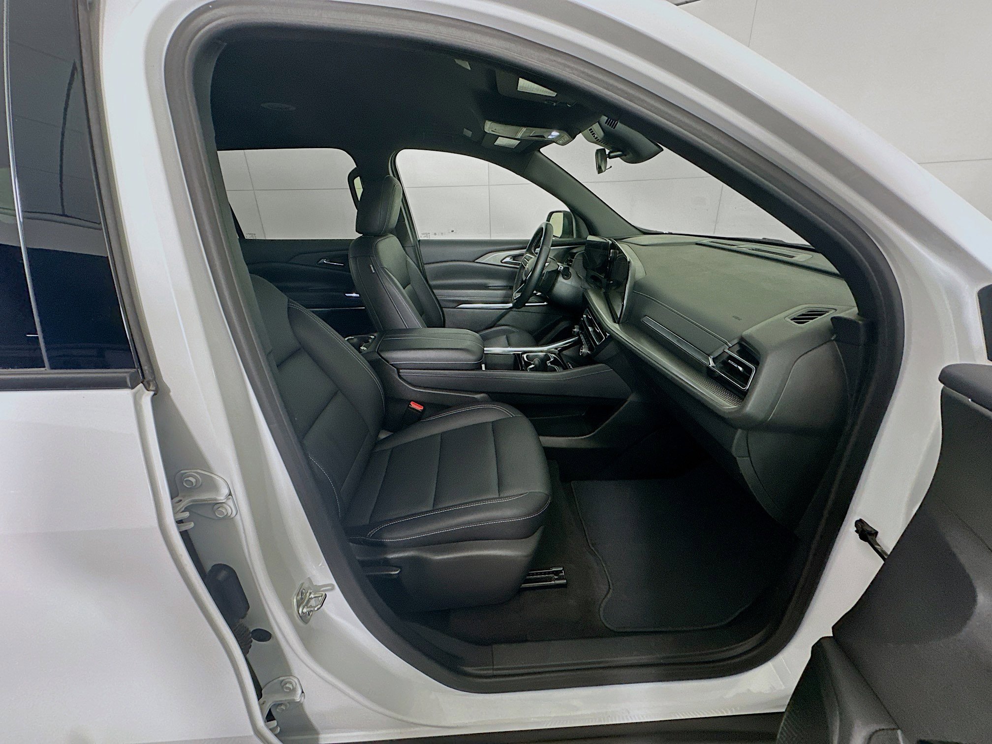 Used 2025 Chevrolet Traverse LT image 33