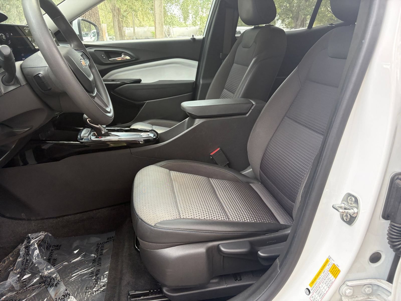 Used 2025 Chevrolet Trax LT FWD image 25