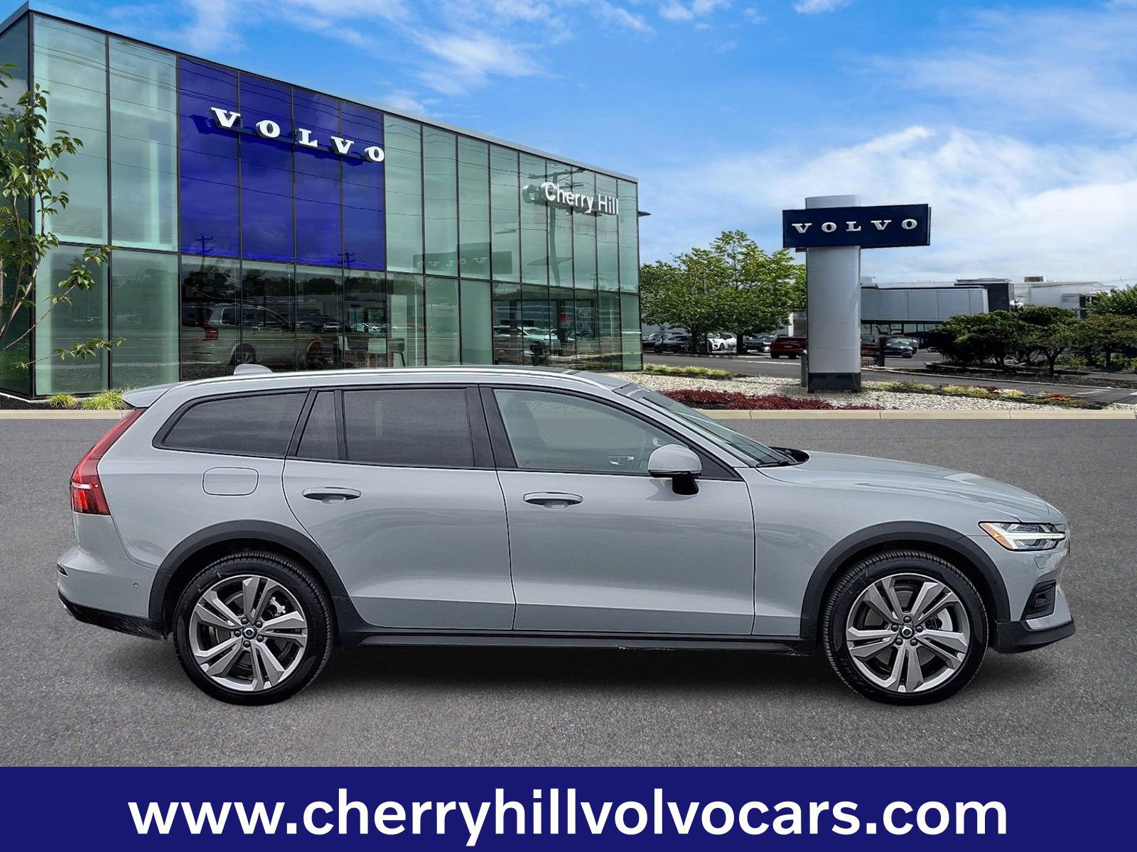 Certified 2025 Volvo V60 B5 Cross Country Plus image 8