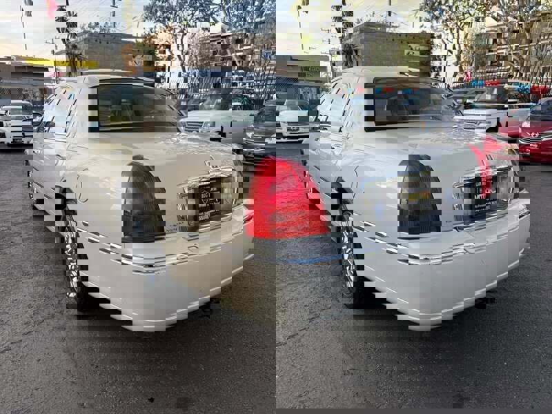 Used 2007 Lincoln Town Car Designer Series image 7