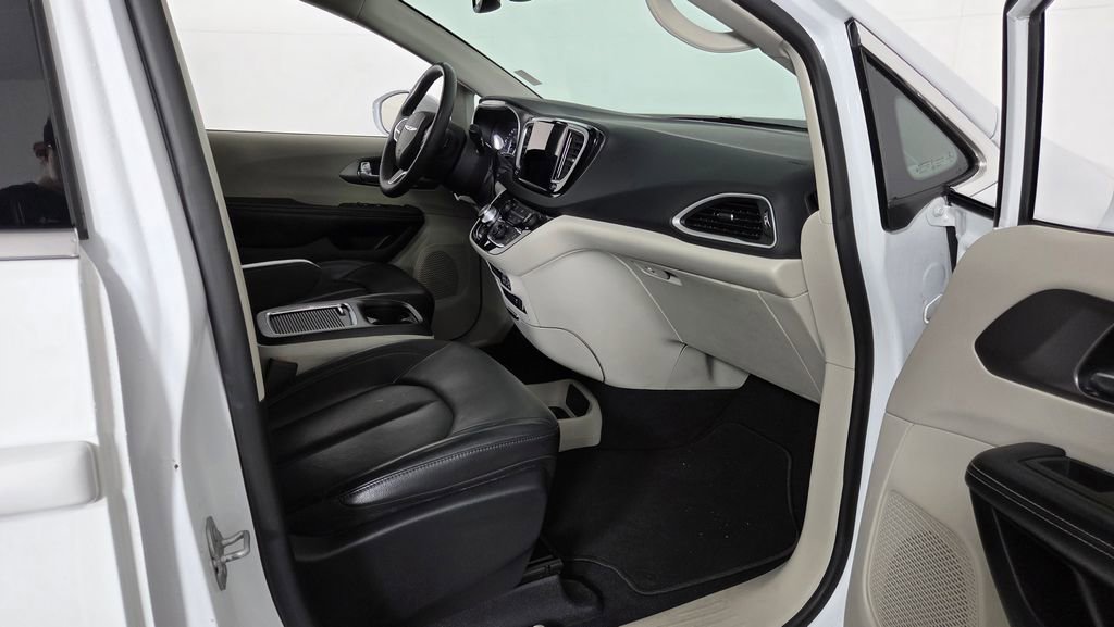 Used 2022 Chrysler Pacifica Touring-L image 36