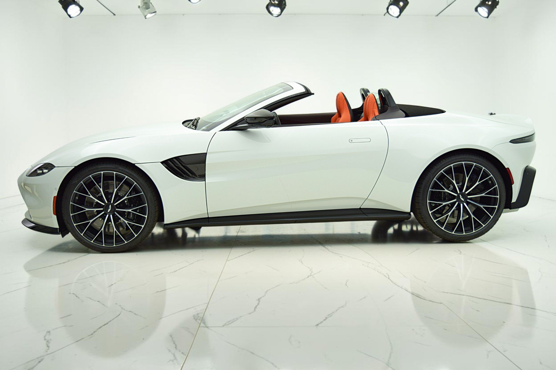 Used 2023 Aston Martin V8 Vantage Roadster RWD image 3
