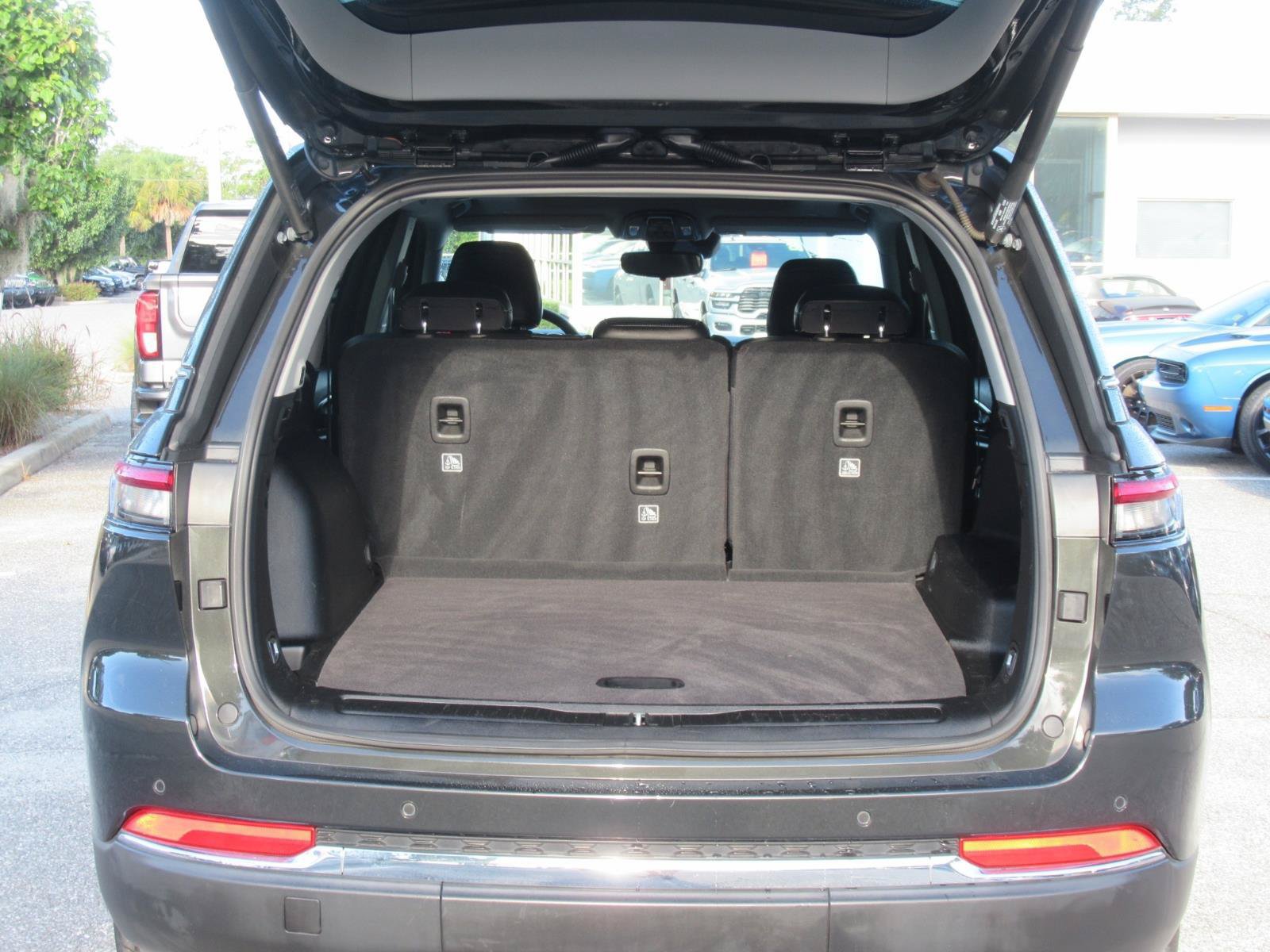 Used 2023 Jeep Grand Cherokee Limited AWD/4WD image 38