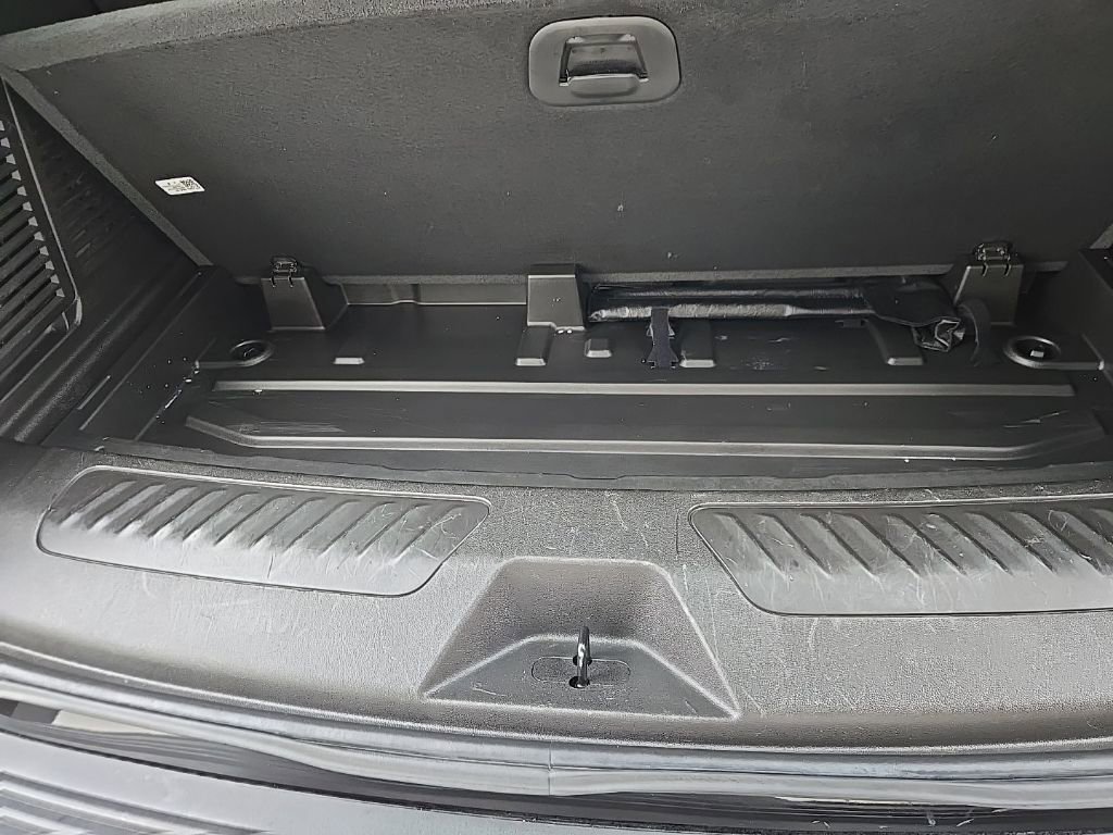 Used 2023 GMC Yukon SLT w/ SLT Premium Package image 56