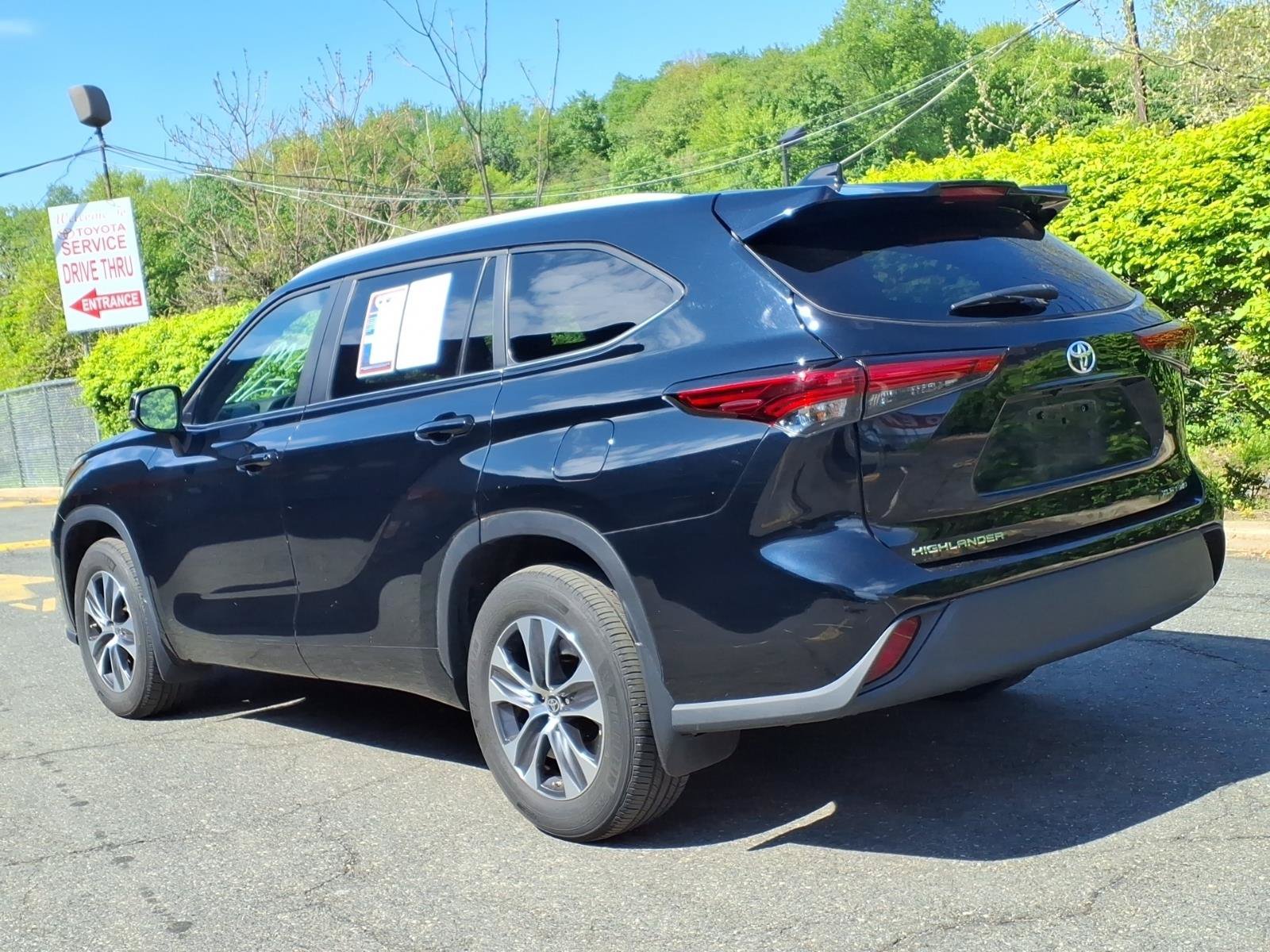 Used 2023 Toyota Highlander XLE AWD/4WD image 4
