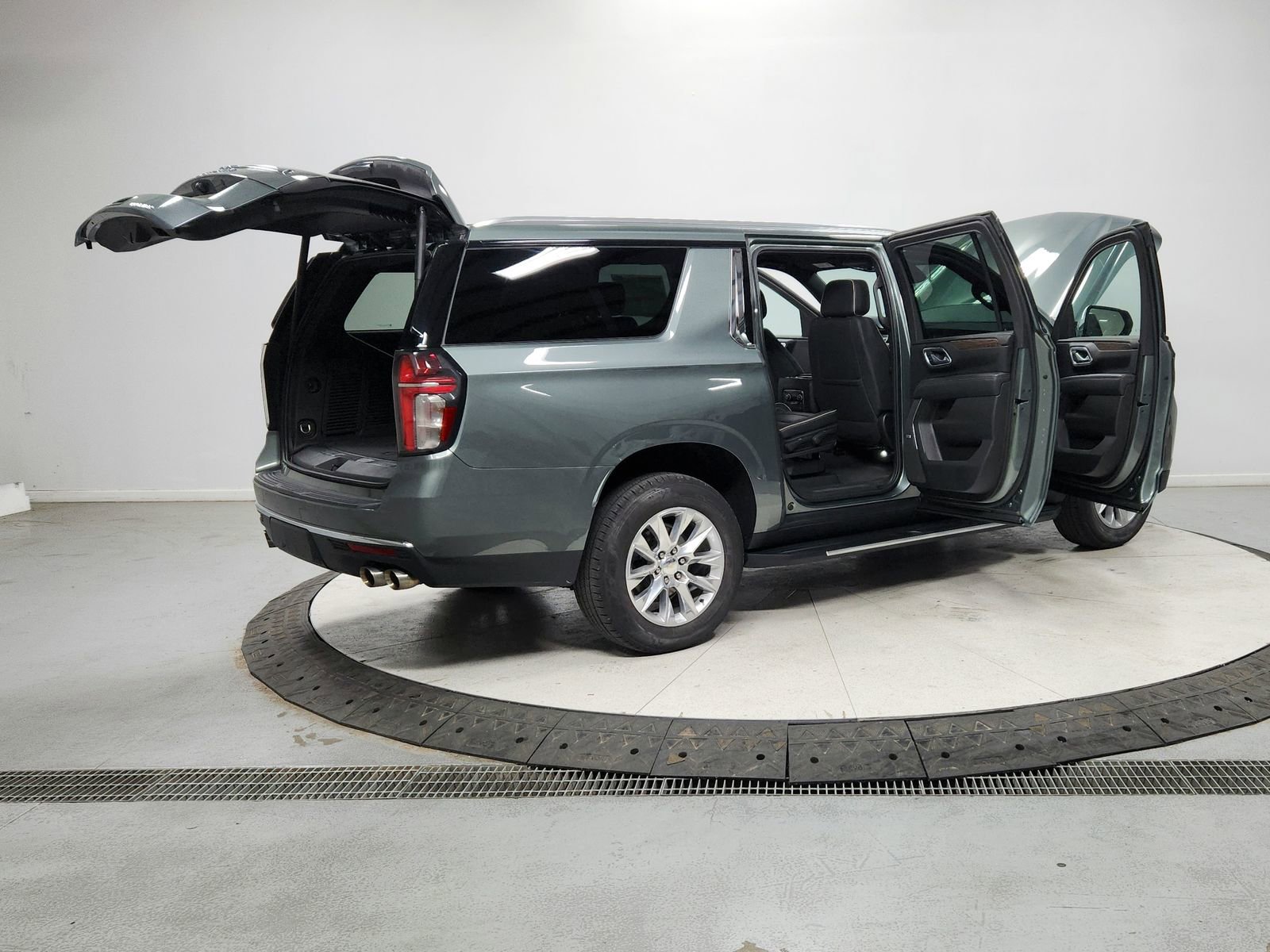 Used 2023 Chevrolet Suburban Premier image 15