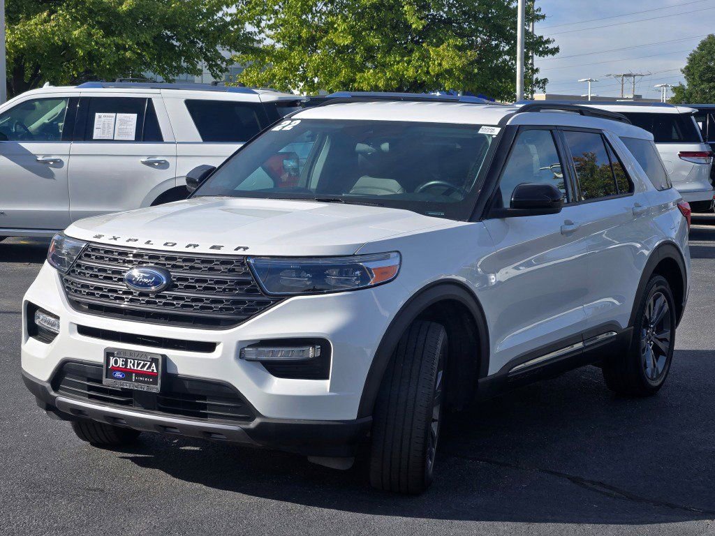 Used 2022 Ford Explorer XLT w/ Equipment Group 202A AWD/4WD image 3