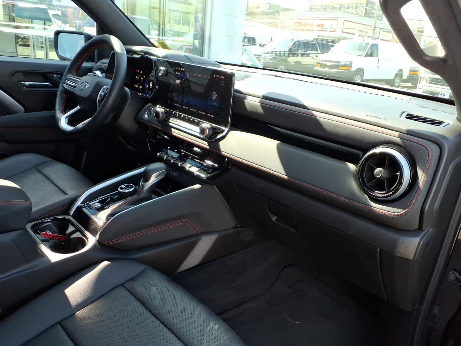 Certified 2025 Chevrolet Colorado Z71 w/ Midnight Edition AWD/4WD image 19
