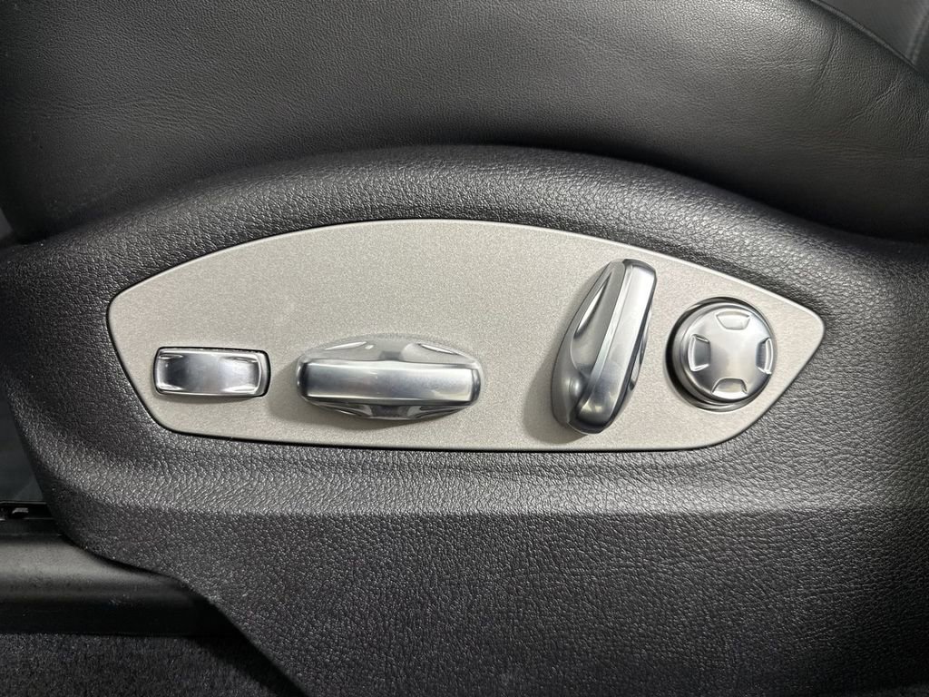 Certified 2025 Porsche Macan image 40
