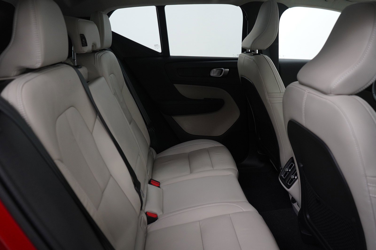 Used 2023 Volvo XC40 B5 Ultimate w/ Protection Package Premier image 12