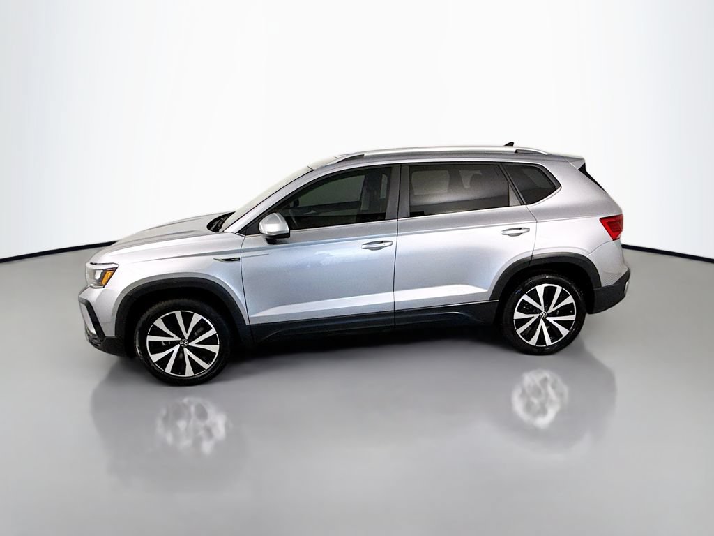 Used 2023 Volkswagen Taos SE AWD/4WD image 2