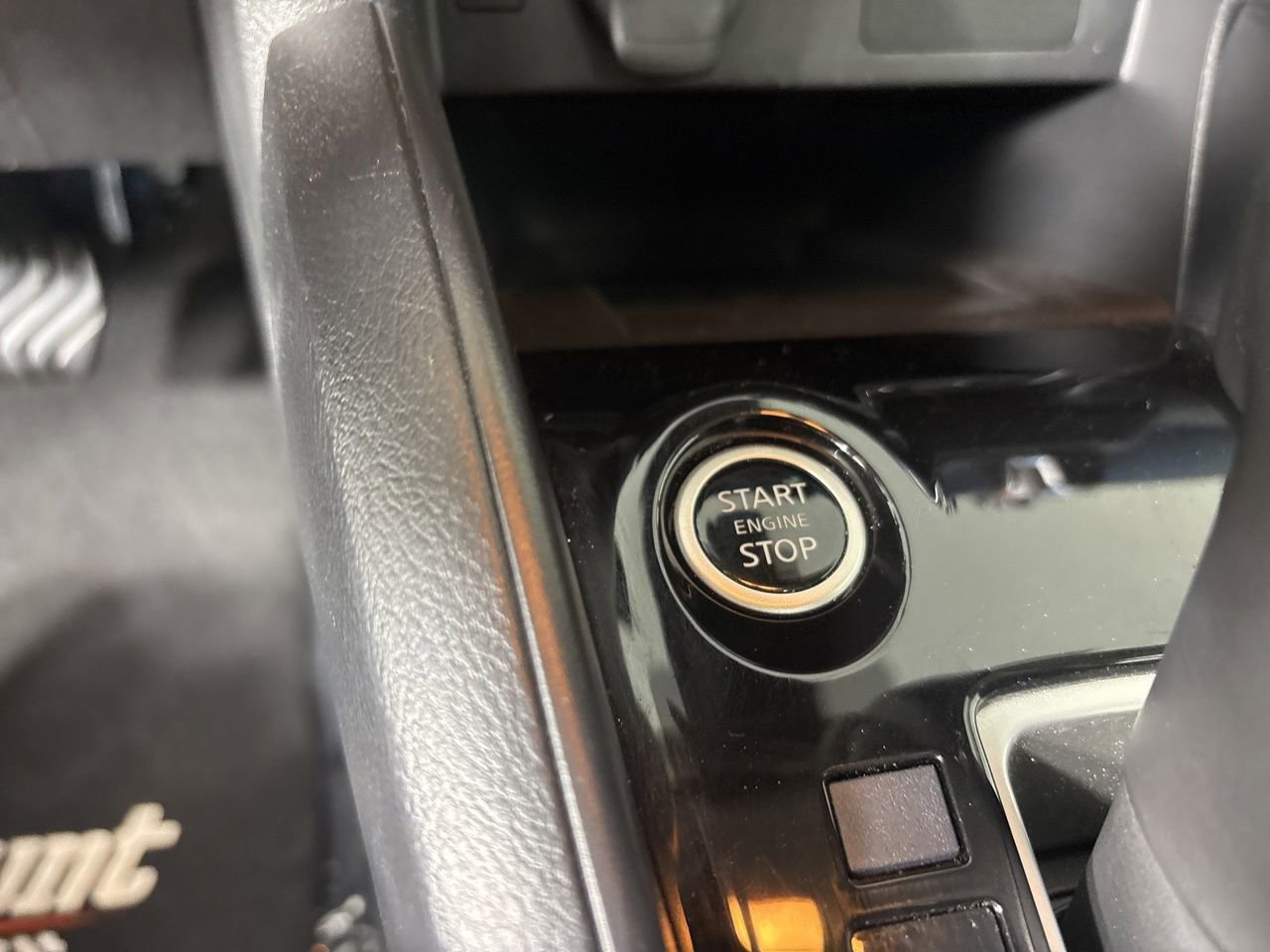 Used 2025 Nissan Versa SV FWD image 13