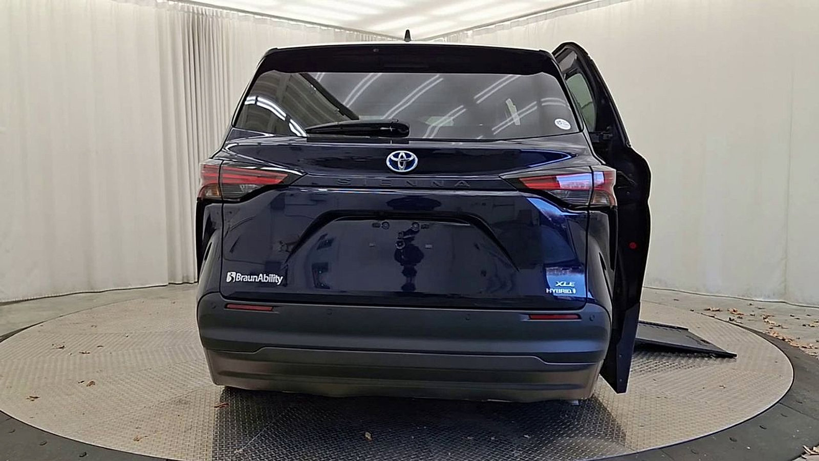 Used 2022 Toyota Sienna XLE image 7