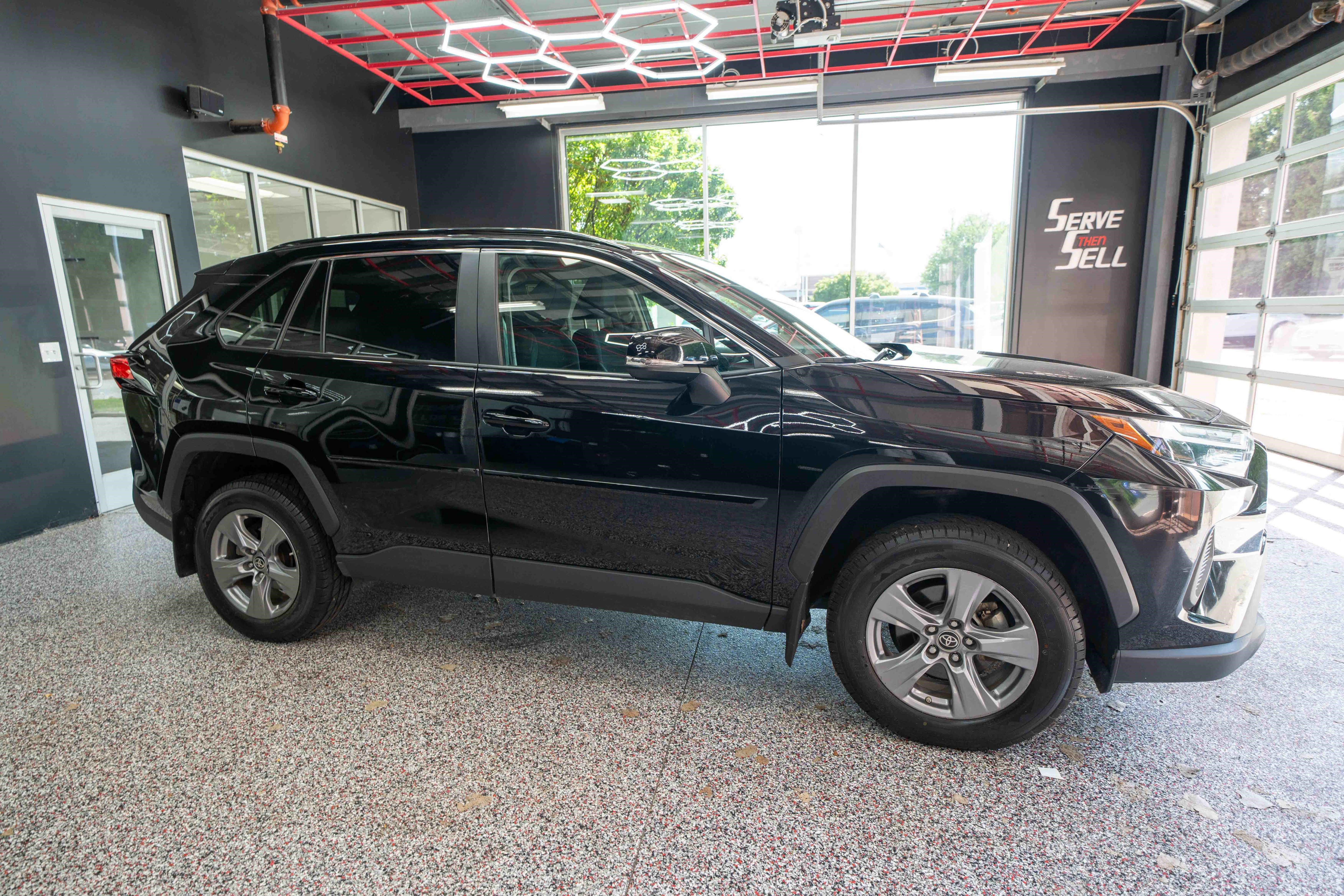 Used 2023 Toyota RAV4 LE AWD/4WD image 5