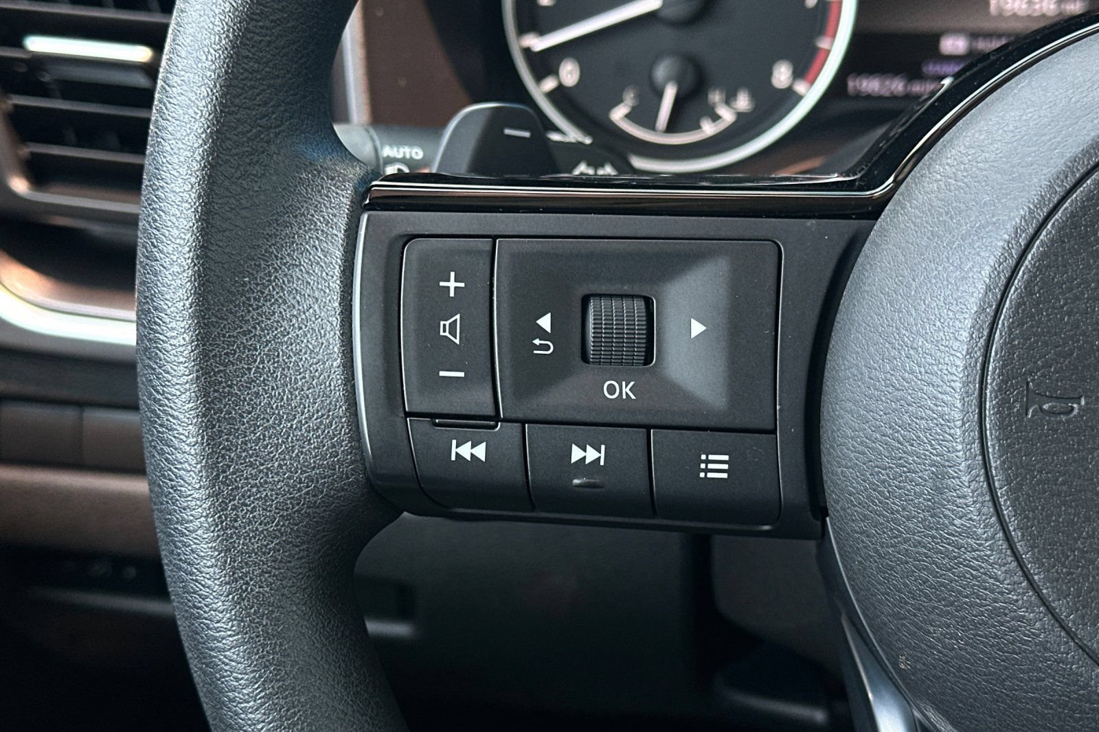 Used 2023 Nissan Rogue SV FWD image 34