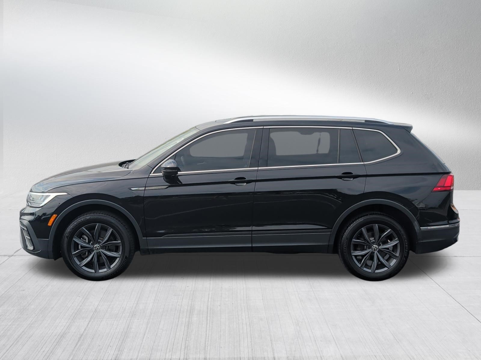 Used 2022 Volkswagen Tiguan SE w/ Panoramic Sunroof Package AWD/4WD image 4