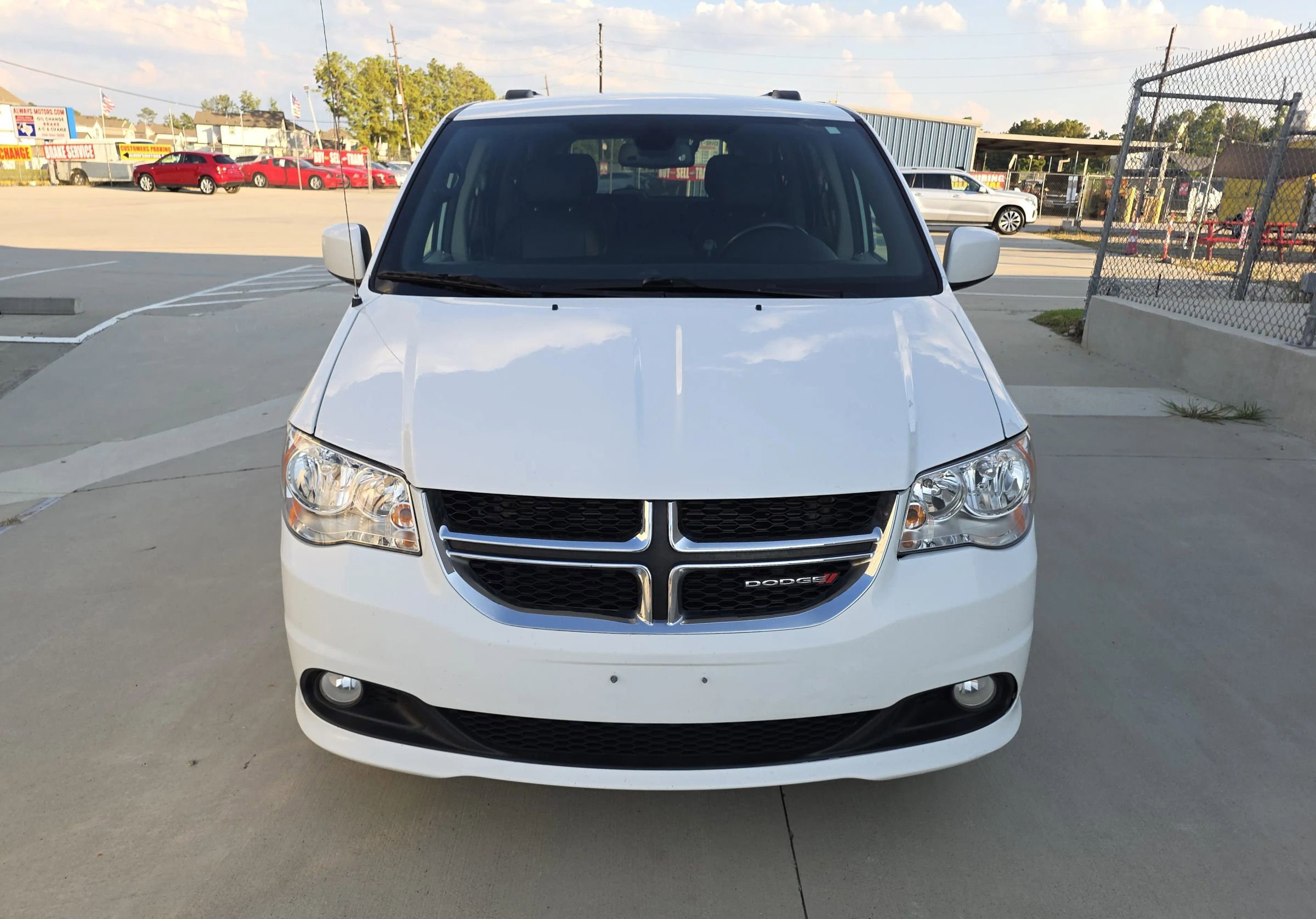 Used 2019 Dodge Grand Caravan SXT image 4