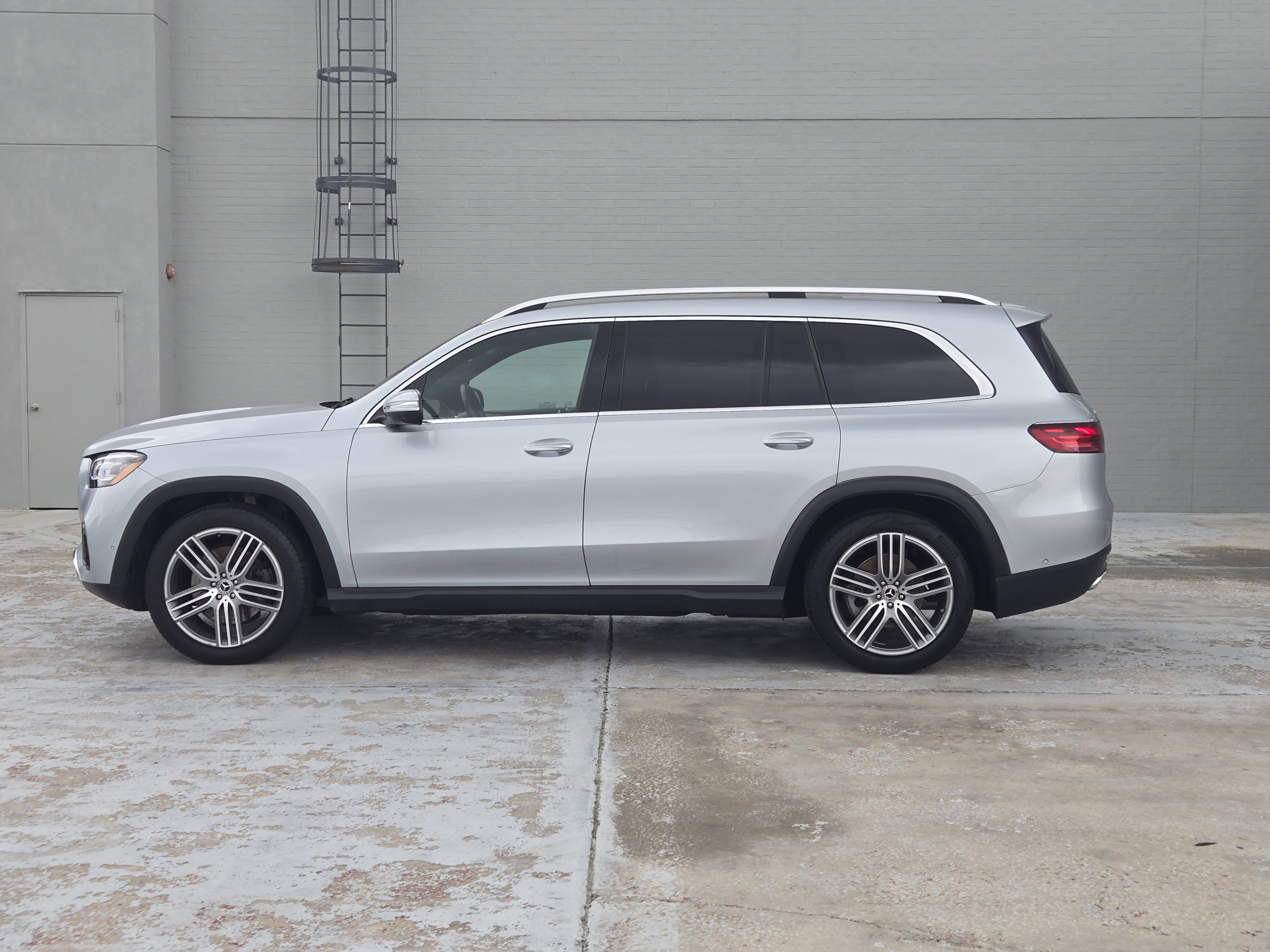 Used 2025 Mercedes-Benz GLS 450 4MATIC image 5