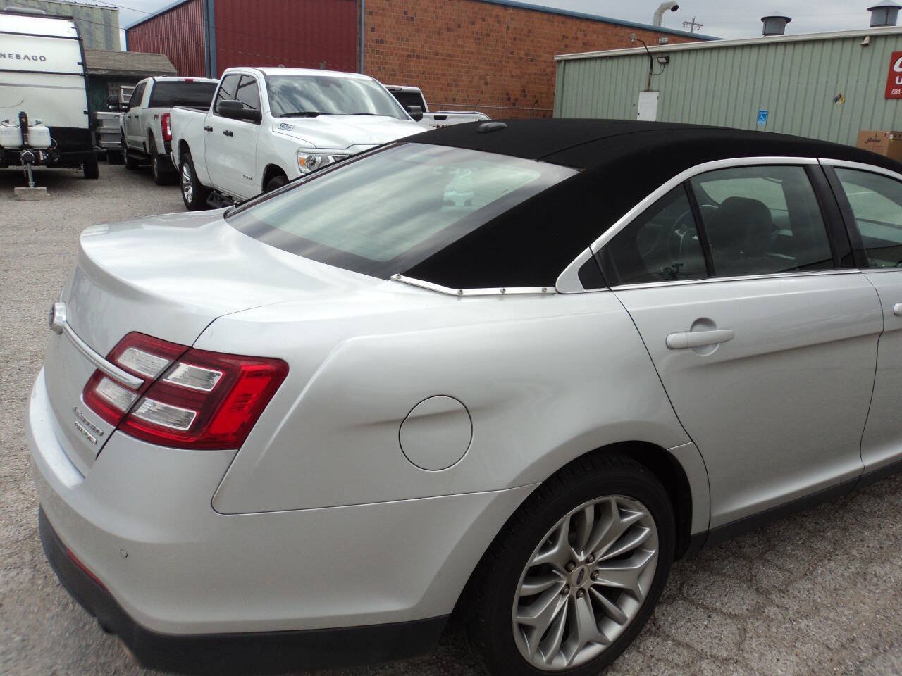 Used 2015 Ford Taurus Limited FWD image 4
