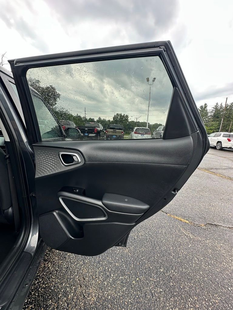 Used 2023 Kia Soul LX w/ LX Technology Package FWD image 15