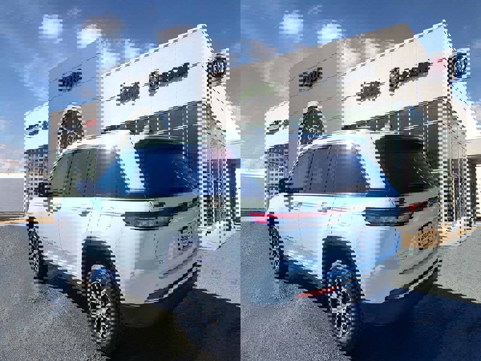 Used 2024 Jeep Grand Cherokee Limited image 3