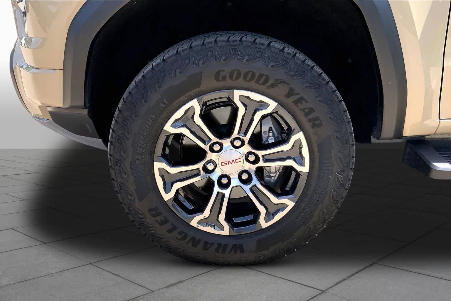 Used 2024 GMC Canyon AT4 w/ Technology Package AWD/4WD image 11