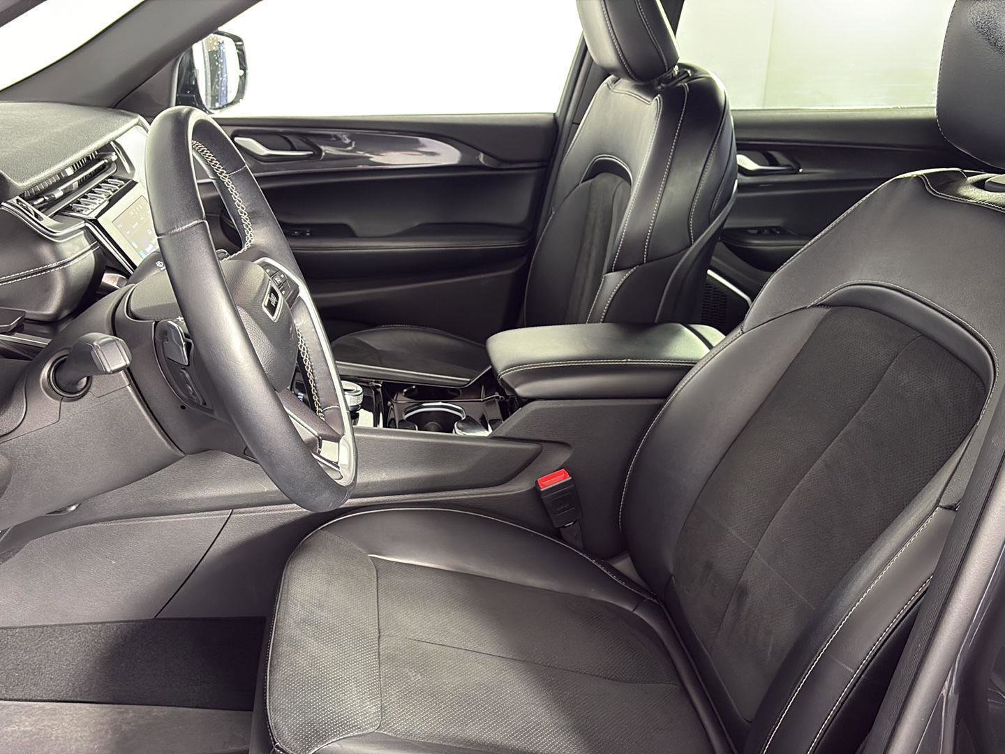 Used 2022 Jeep Grand Cherokee L Laredo image 24