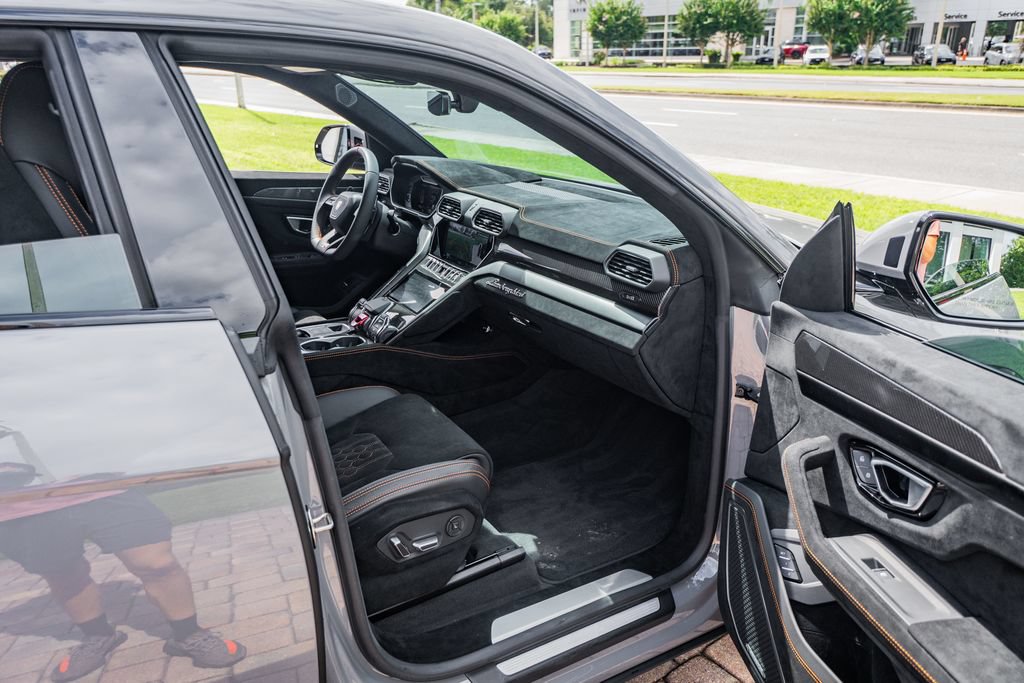 Used 2024 Lamborghini Urus Performante AWD/4WD image 38