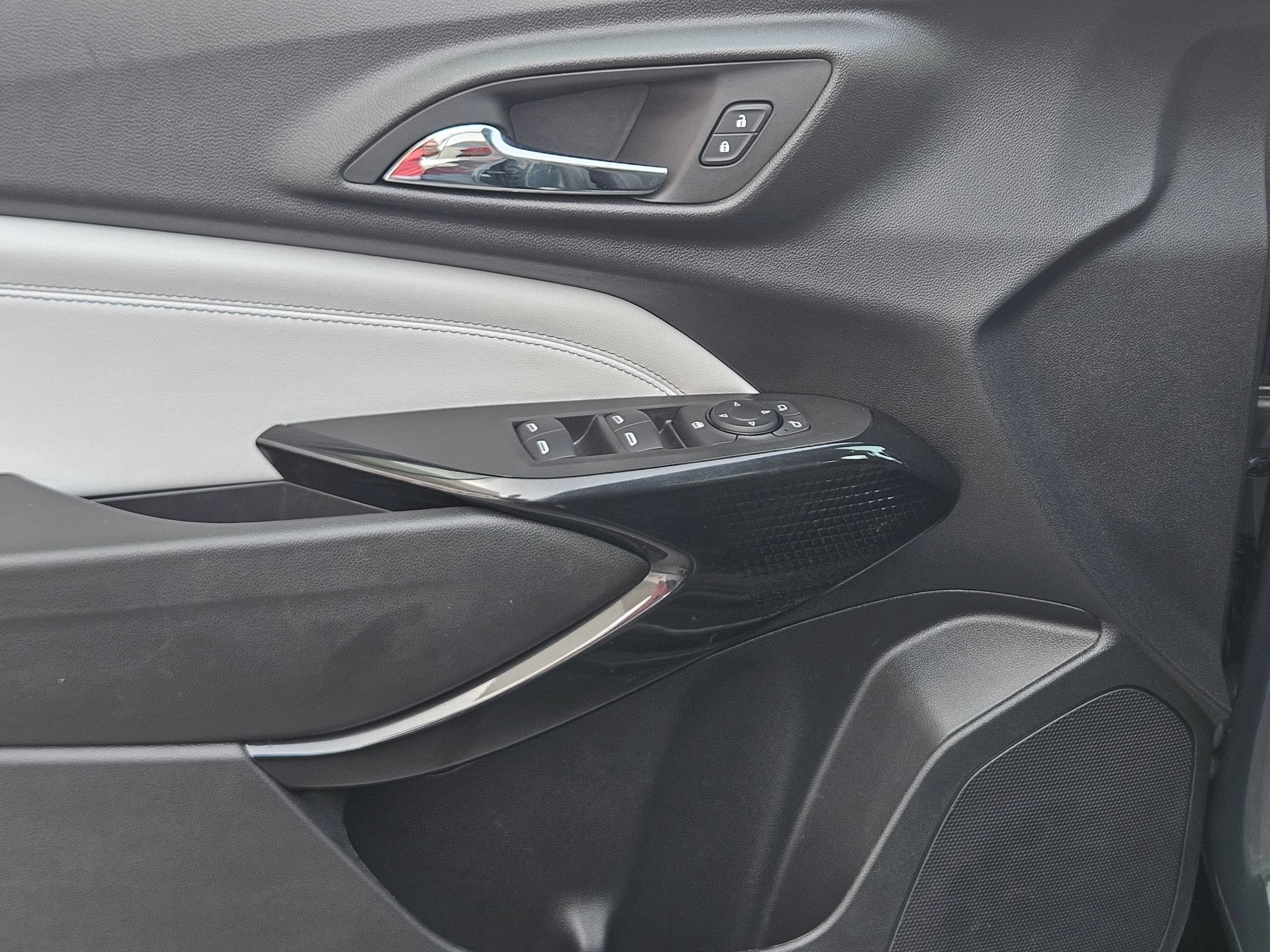 Used 2025 Chevrolet Trax LT FWD image 18