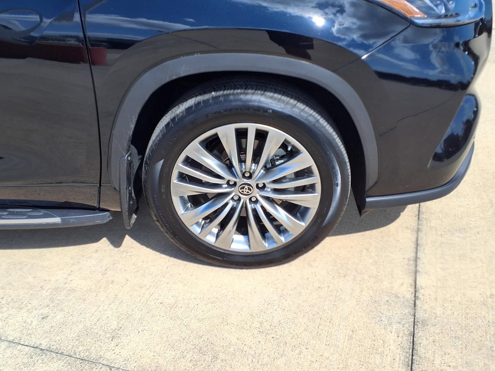 Certified 2024 Toyota Highlander Platinum FWD image 9
