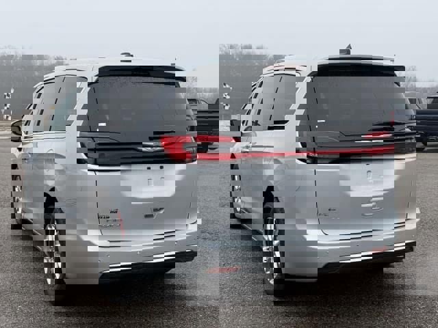 Used 2023 Chrysler Pacifica Touring-L image 6