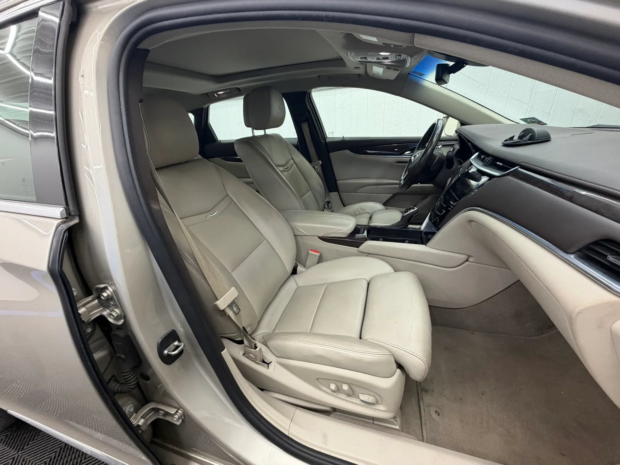 Used 2014 Cadillac XTS Luxury w/ Driver Awareness Package FWD image 5