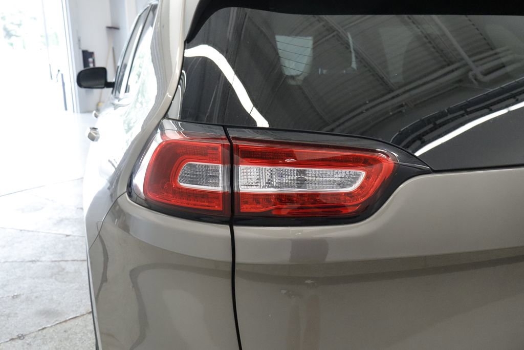 Certified 2016 Jeep Cherokee Latitude w/ Cold Weather Group FWD image 22
