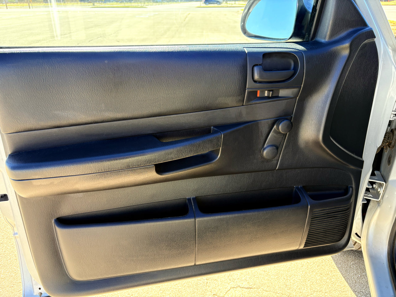 Used 2004 Dodge Dakota 2WD Club Cab w/ Tire & Handling Group image 16