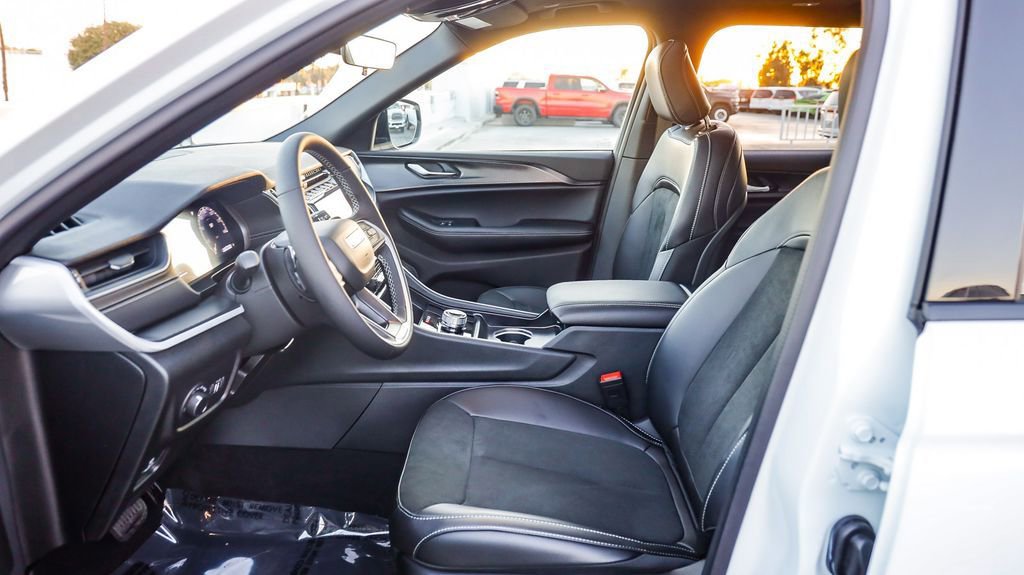 New 2025 Jeep Grand Cherokee L Altitude image 19