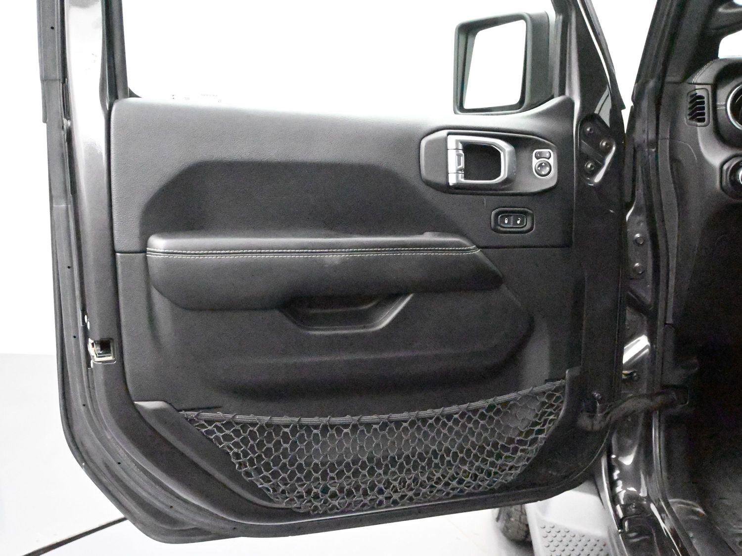 Used 2018 Jeep Wrangler Unlimited Sahara image 9