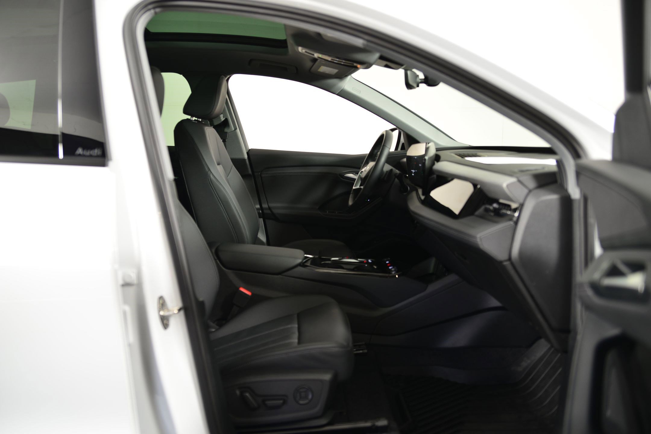 Certified 2025 Audi Q6 e-tron Premium w/ Convenience Package image 18