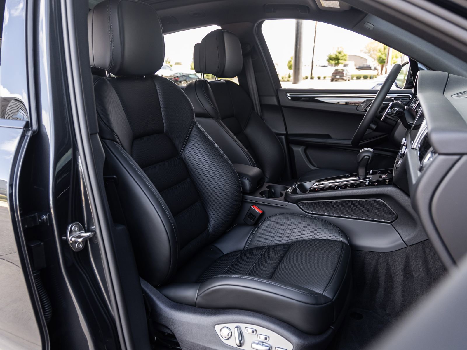 Certified 2026 Porsche Macan AWD/4WD image 47