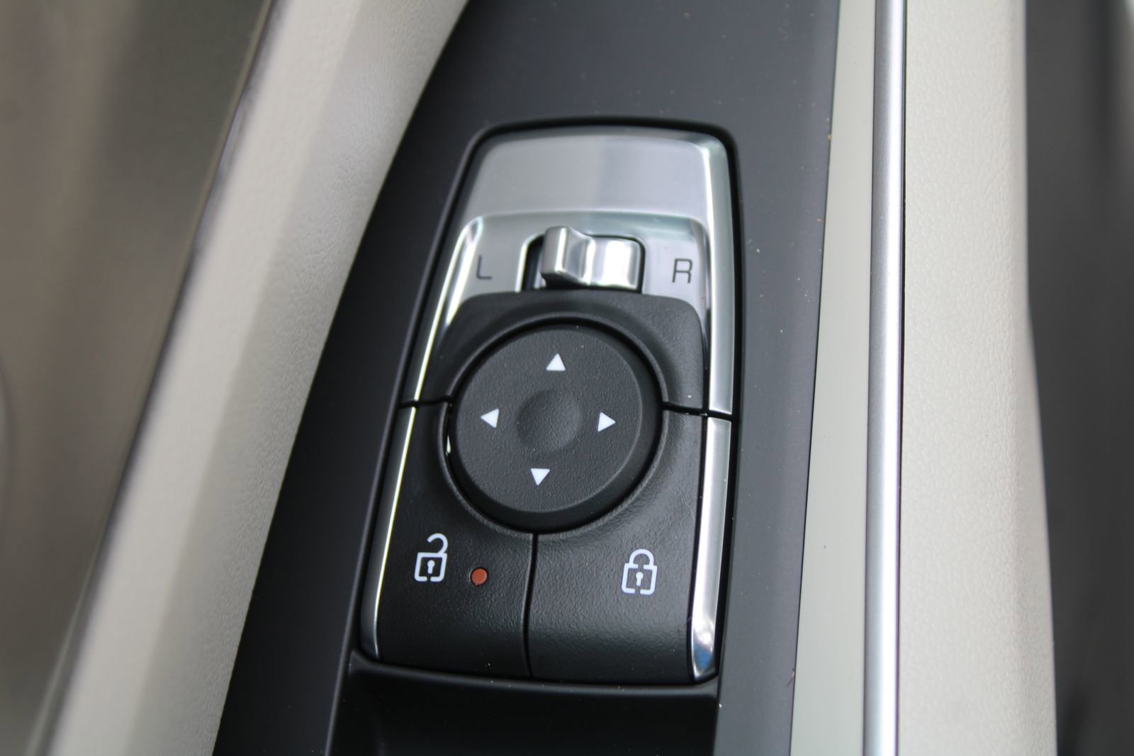 Certified 2025 Kia Sorento EX w/ EX Panoramic Sunroof Package image 22