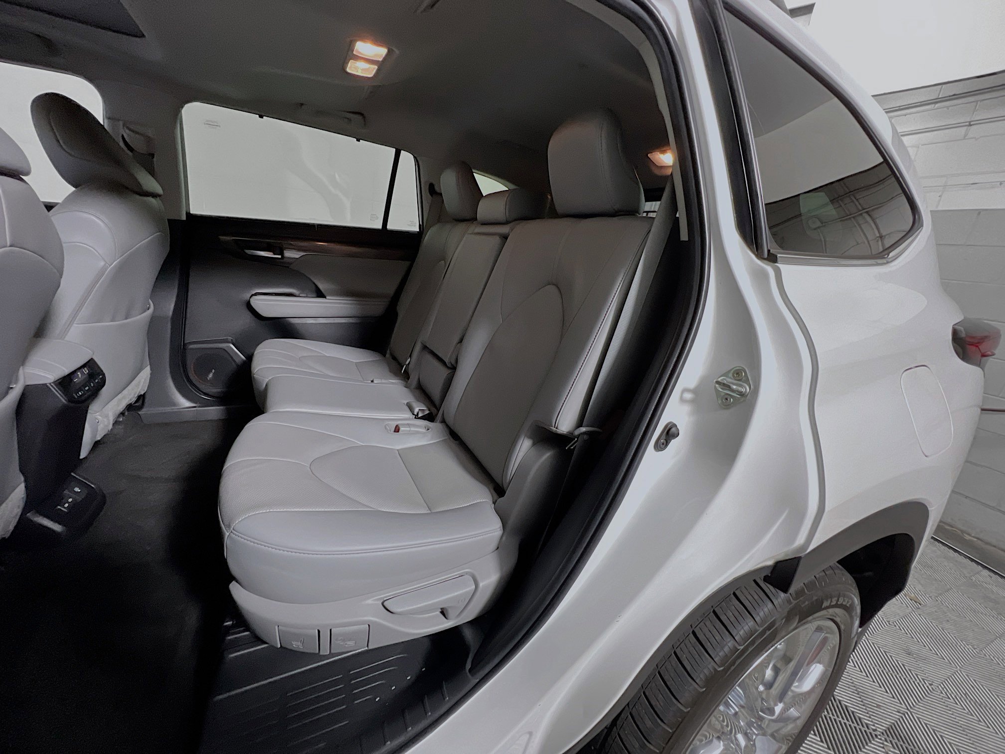 Used 2023 Toyota Highlander Limited FWD image 29