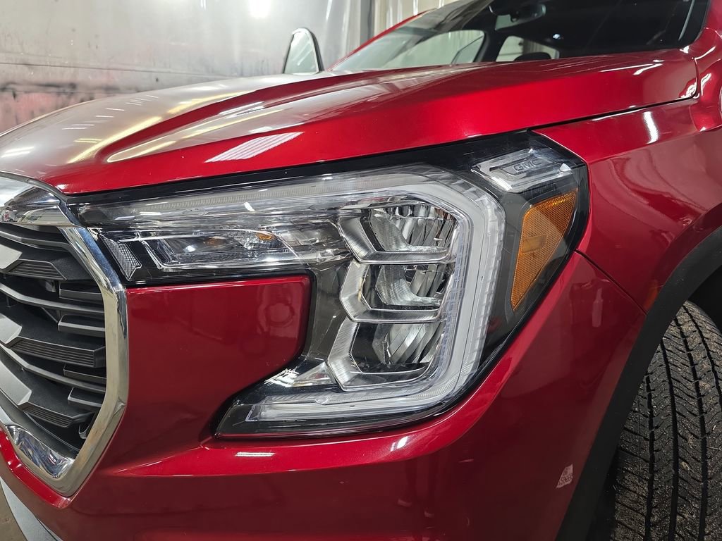 Used 2024 GMC Terrain SLE w/ Driver Convenience Package image 30