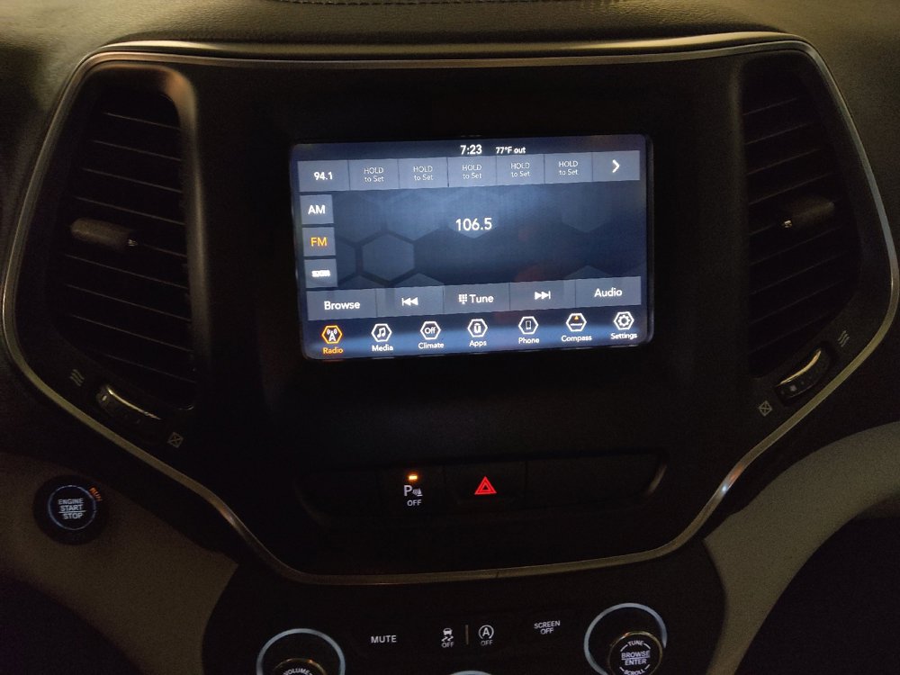 Used 2020 Jeep Cherokee Latitude Plus w/ Comfort/Convenience Group FWD image 25